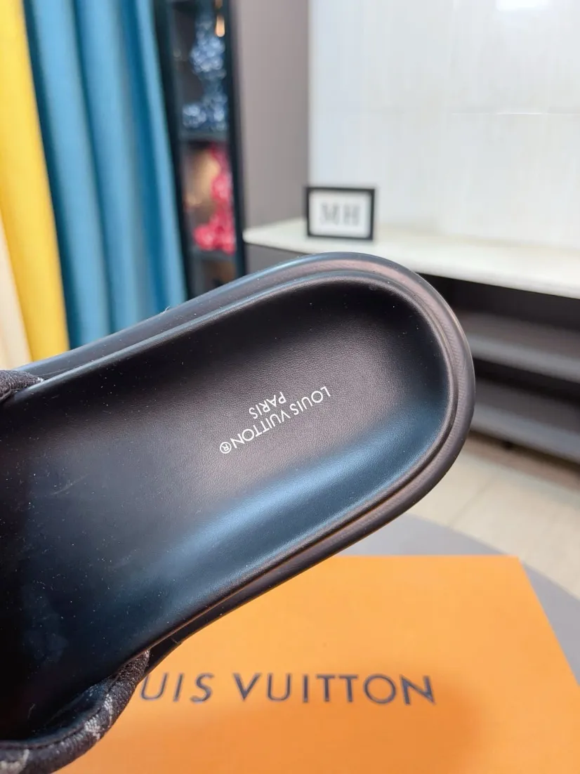 Ex-factory price 360🌹🌹 (lv-Louis Vuitton) New men's slippers, high-end boutique, exquisite embossed logo decoration on the upper, fine workmanship, super soft soles, casual, loose and comfortable, a must-have in summer! \nsize：38-44